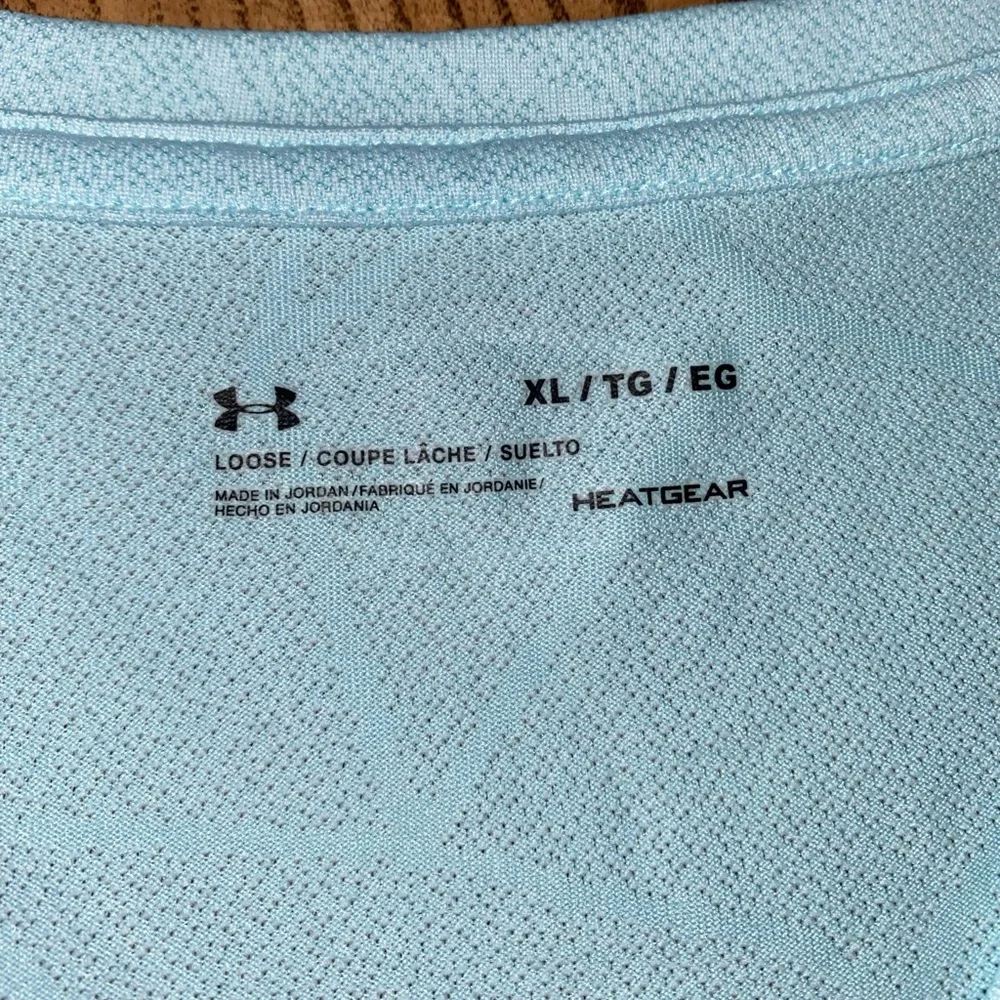 Womens light blue XL under Armour heat gear short sleeved with geometric print - Picture 3 of 5
